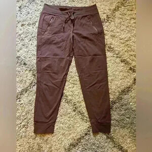 Comfy joggers in beautiful light plum color. SIZE M (T127)
